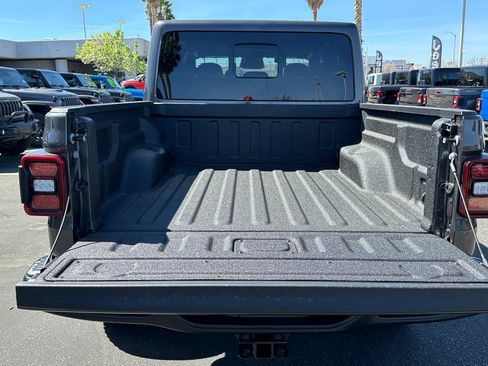 New 2026 Jeep Gladiator Rubicon w/ Steel Power Dome Hood Package AWD/4WD image 19