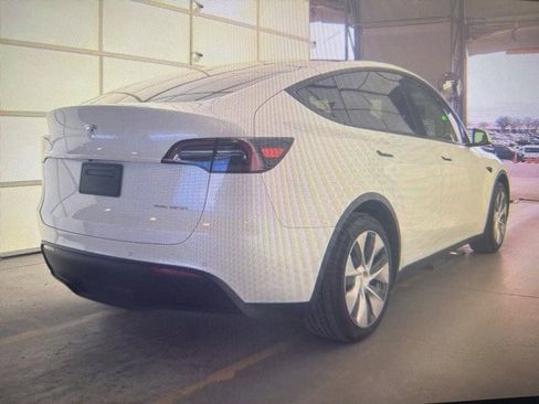Used 2021 Tesla Model Y Long Range image 4
