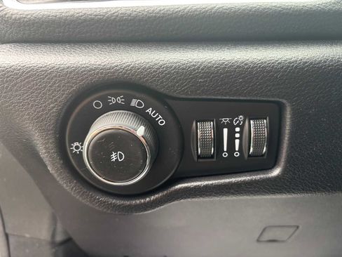 Used 2025 Chrysler Pacifica Limited FWD image 23