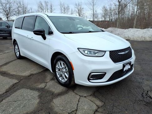 Used 2024 Chrysler Pacifica Touring-L image 7