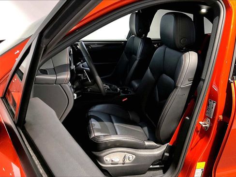Used 2025 Porsche Macan image 8
