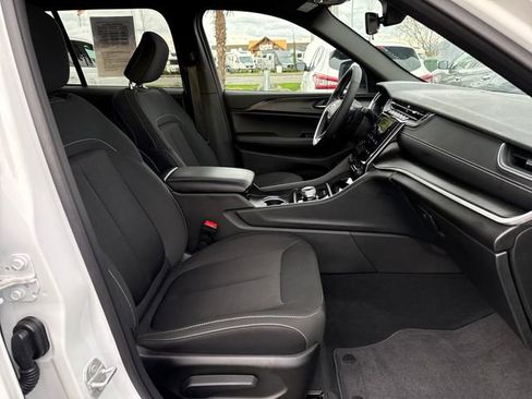 Used 2025 Jeep Grand Cherokee Laredo image 11