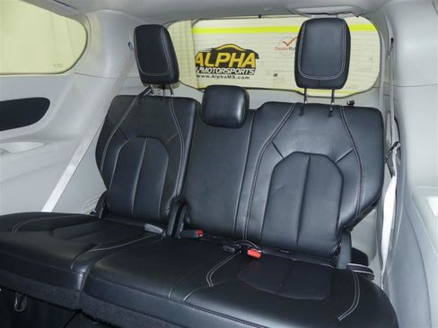 Used 2024 Chrysler Pacifica Touring-L FWD image 26