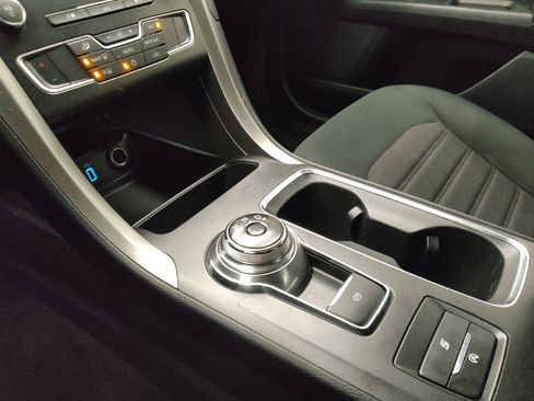 Used 2020 Ford Fusion SE image 26