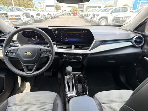 Used 2025 Chevrolet Trax LT FWD image 30