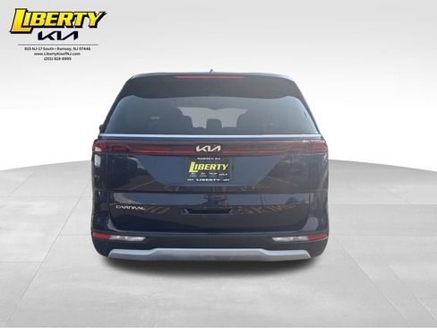Used 2023 Kia Carnival LX FWD image 6