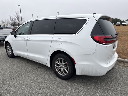 Used 2025 Chrysler Pacifica Select image 8