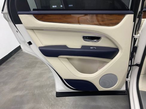 Used 2024 Bentley Bentayga image 45