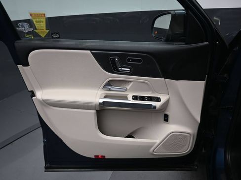 Used 2022 Mercedes-Benz GLB 250 4MATIC image 9
