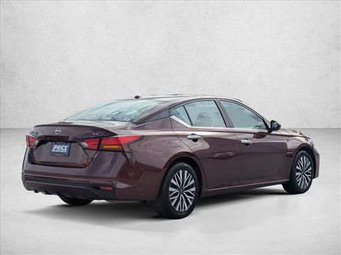 Used 2024 Nissan Altima 2.5 SV FWD image 5
