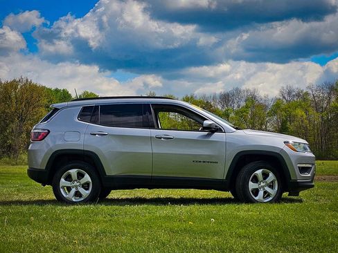 Used 2018 Jeep Compass Latitude w/ Popular Equipment Group AWD/4WD image 2
