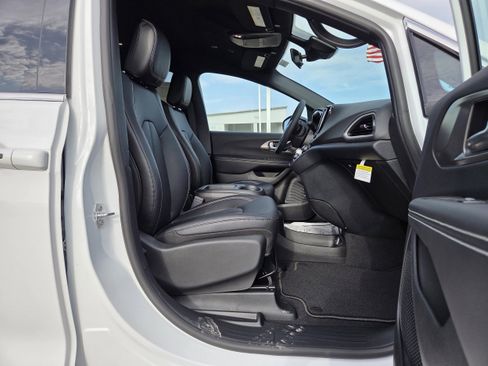 New 2026 Chrysler Voyager LX FWD image 18
