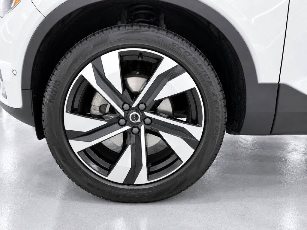 Used 2024 Volvo XC40 B5 Plus w/ Protection Package Premier AWD/4WD image 30