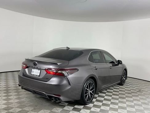 Used 2022 Toyota Camry SE FWD image 5