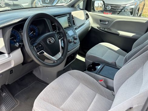 Used 2018 Toyota Sienna LE FWD image 14