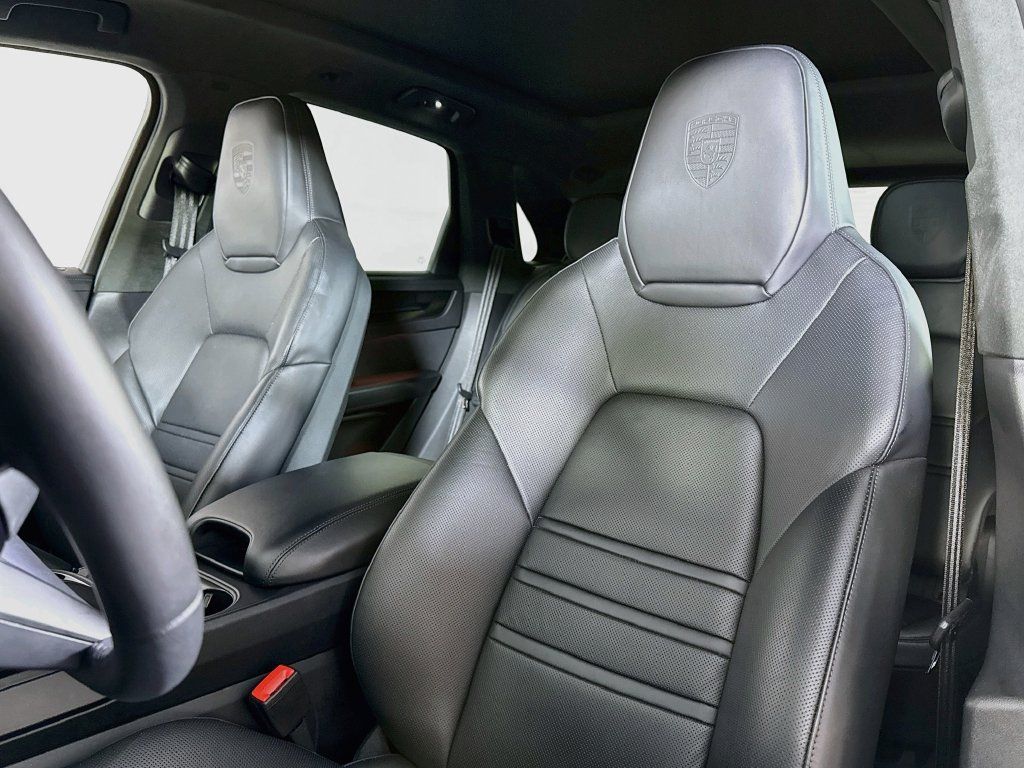 Certified 2025 Porsche Cayenne GTS AWD/4WD image 5