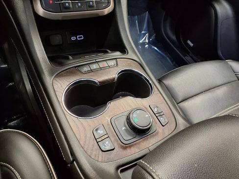 Used 2021 GMC Acadia Denali w/ Denali Technology Package image 25