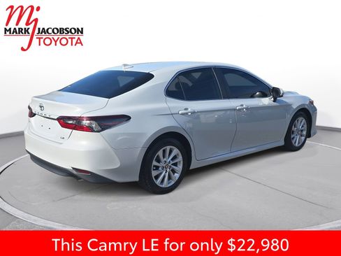 Used 2022 Toyota Camry LE FWD image 9