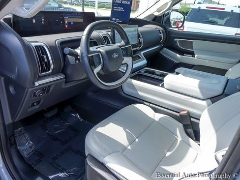 Used 2025 Ford Expedition Platinum w/ Platinum Ultimate Package AWD/4WD image 9