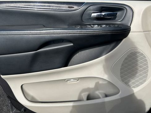 Used 2016 Chrysler Town & Country Touring FWD image 21