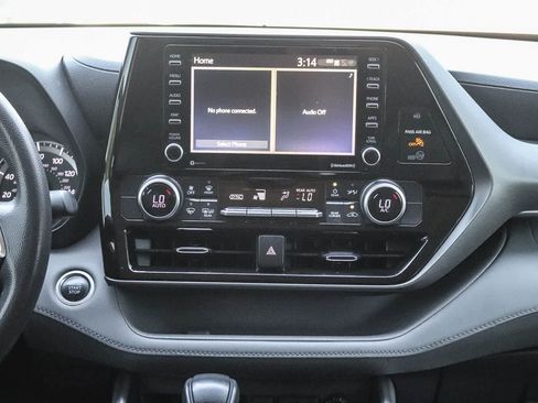 Used 2021 Toyota Highlander L FWD image 11