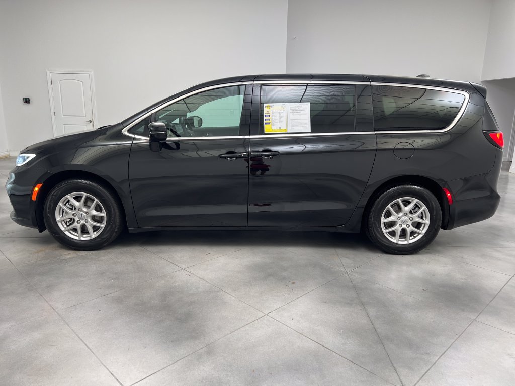 Used 2025 Chrysler Pacifica Select FWD image 5