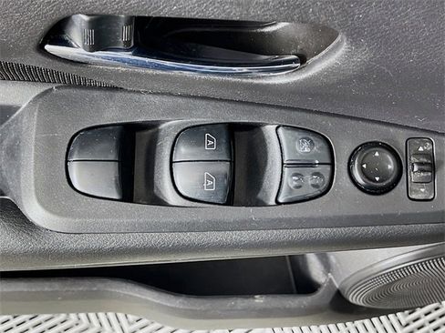 Used 2021 Nissan Kicks SV image 18