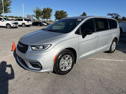 New 2026 Chrysler Pacifica Select image 13