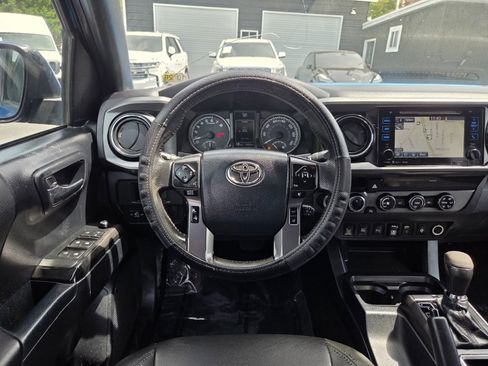 Used 2018 Toyota Tacoma TRD Off-Road w/ Technology Package AWD/4WD image 18
