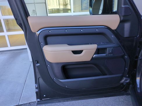 New 2026 Land Rover Defender 130 X-Dynamic SE image 9