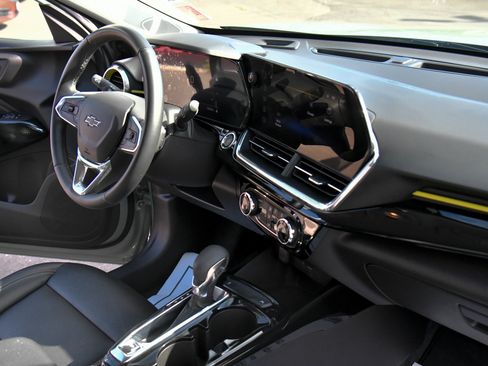 Used 2025 Chevrolet Trax ACTIV w/ Driver Confidence Package image 42