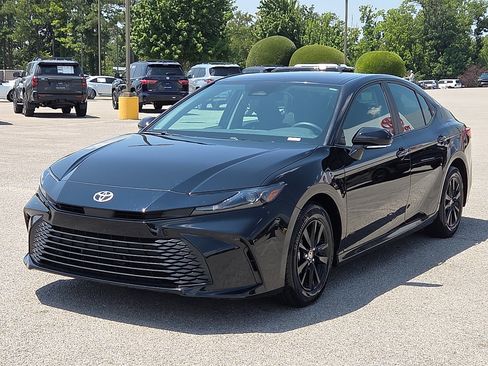 Used 2025 Toyota Camry LE w/ Convenience Package FWD image 2