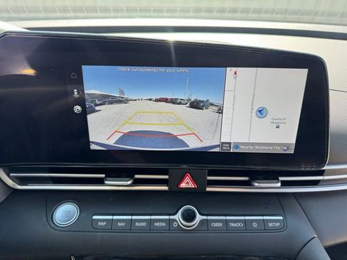 Used 2024 Hyundai Elantra SEL image 3