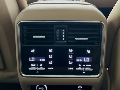 Used 2022 Porsche Cayenne AWD/4WD image 26