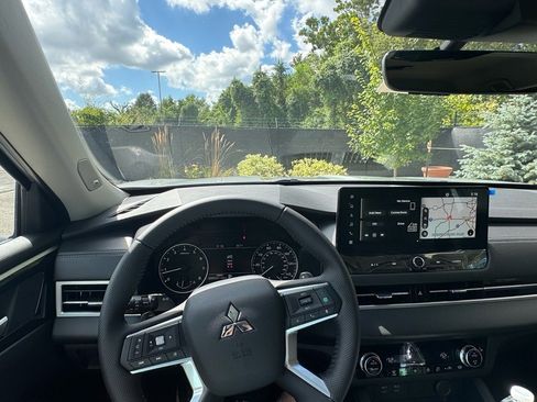 New 2025 Mitsubishi Outlander SE image 25