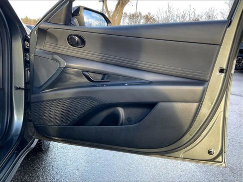Used 2025 Hyundai Elantra Sport image 11