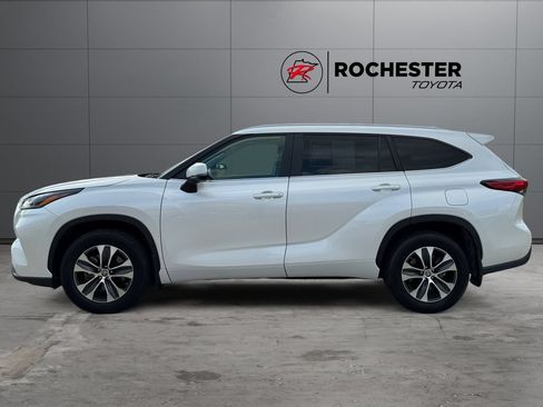 Used 2023 Toyota Highlander XLE AWD/4WD image 2