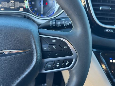 Used 2024 Chrysler Pacifica Touring-L image 24