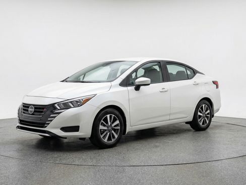 Used 2025 Nissan Versa SV image 3