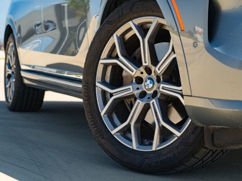 Used 2024 BMW X7 xDrive40i w/ Premium Package AWD/4WD image 2