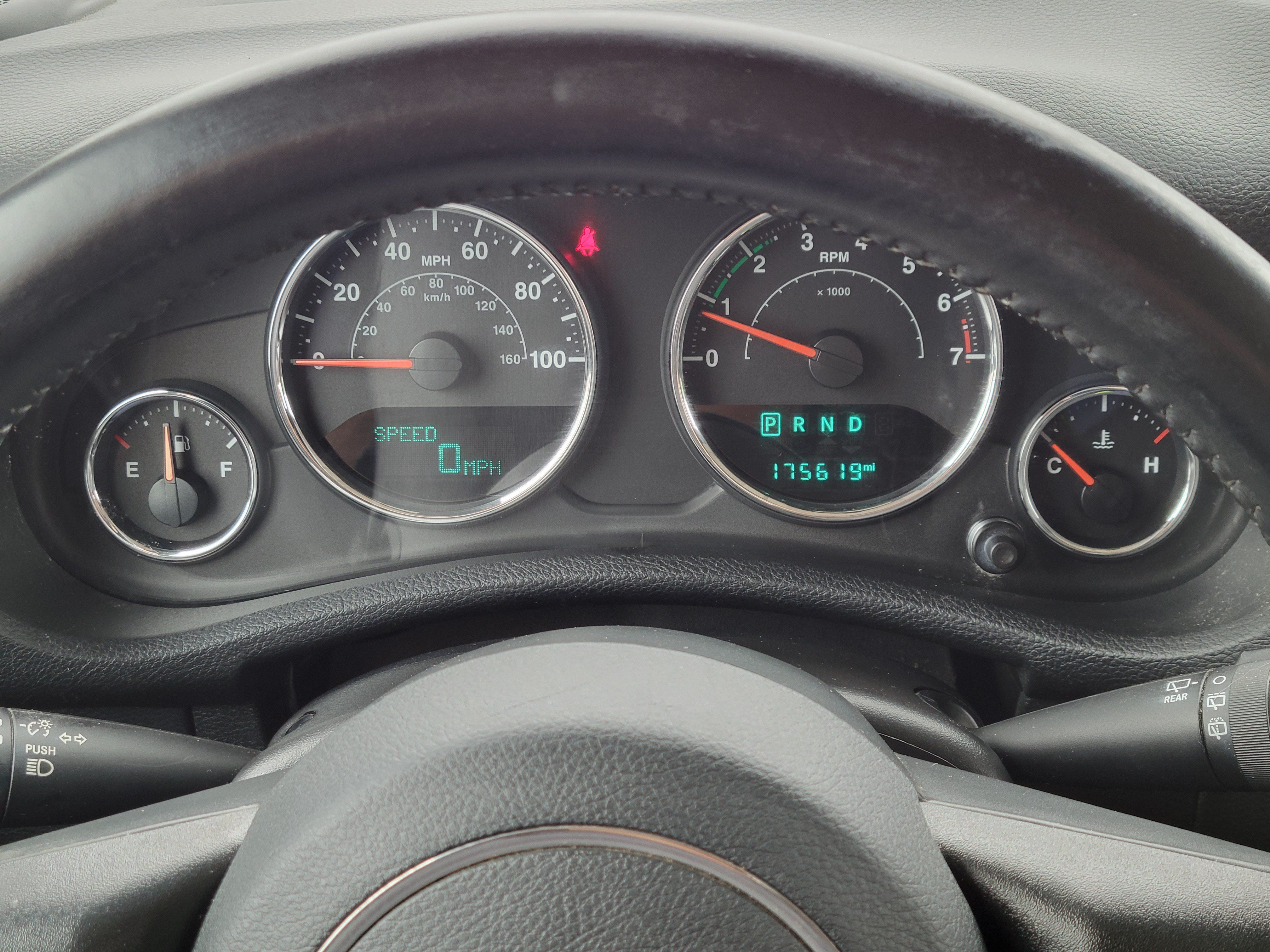 Used 2018 Jeep Wrangler Sahara w/ Connectivity Group AWD/4WD image 9