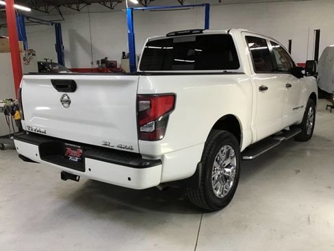 Used 2020 Nissan Titan SL w/ Moonroof Package image 5