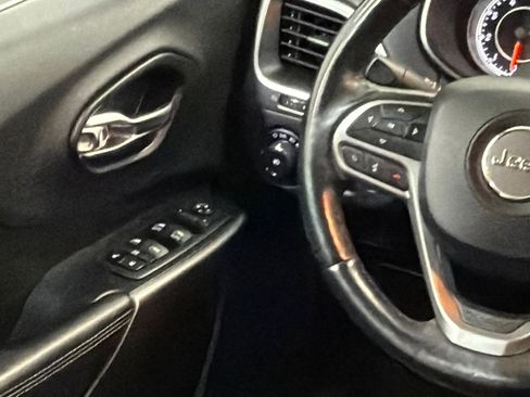 Used 2019 Jeep Cherokee Latitude Plus w/ Comfort/Convenience Group image 19