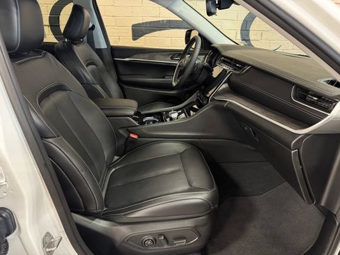 Used 2023 Jeep Grand Cherokee Limited AWD/4WD image 25
