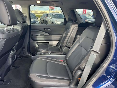 Certified 2025 Nissan Pathfinder SL w/ SL Premium Package image 15