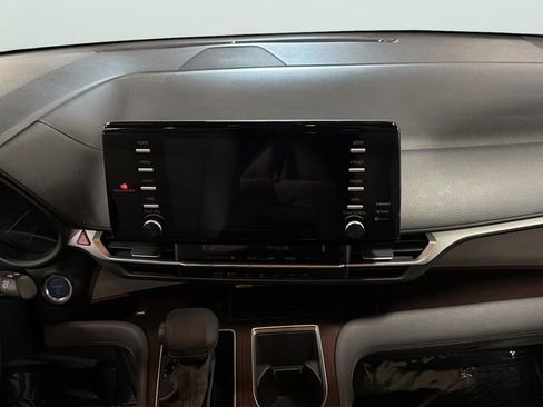 Used 2024 Toyota Sienna LE w/ LE Plus Package AWD/4WD image 17
