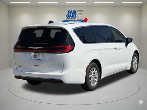 New 2026 Chrysler Pacifica Select image 6