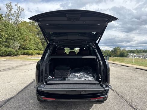 New 2025 Land Rover Range Rover SE image 9