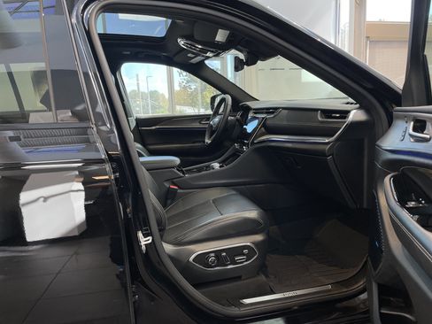 Used 2023 Jeep Grand Cherokee Overland w/ Advanced Protech Group III image 38