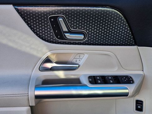 Used 2025 Mercedes-Benz GLA 250 4MATIC image 13